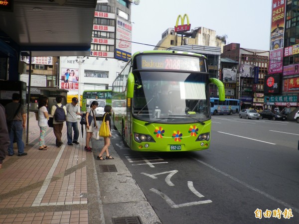 第1條快捷公車2088線營接近目標值（記者盧賢秀攝）