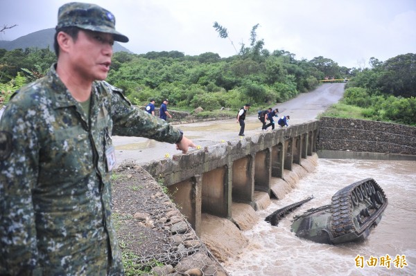 逃出的駕駛兵表示煞車失靈肇禍，圖為八軍團人員說明狀況。（記者蔡宗憲攝）