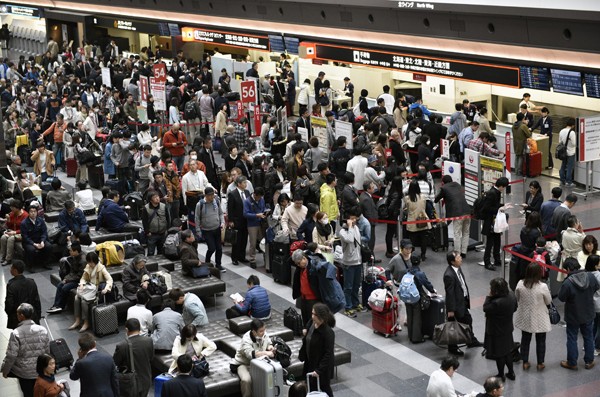 日本政府為解決入境觀光客大排長龍的現象，擬在台灣與南韓重開境外入境審查。（歐新社）