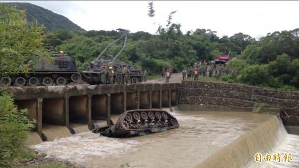 陸軍564旅今天漢光預演，不料戰車翻覆入網紗溪，造成3軍官身亡、1軍官救回。（記者蔡宗憲攝）