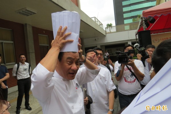 立法院長蘇嘉全身穿廚師裝推廣花筍節。(記者陳鈺馥攝) 立法院長蘇嘉全身穿廚師裝推廣花筍節。(記者陳鈺馥攝)