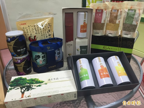 台東縣18項農漁特產品入選2017台灣農漁會百大精品。（記者張存薇攝）