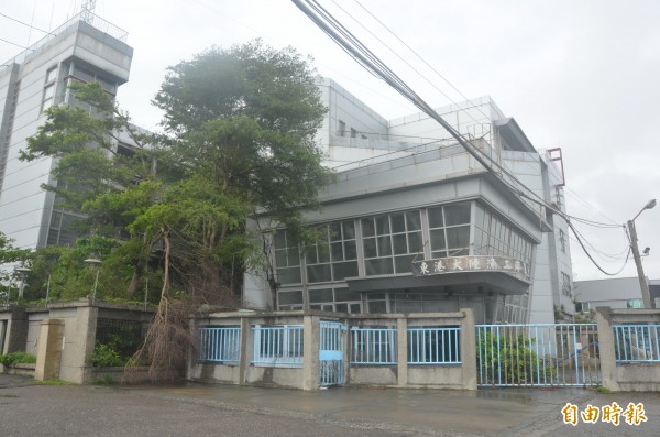 東港大陸漁工岸置中心大門緊閉，成了蚊子館。（記者葉永騫攝）