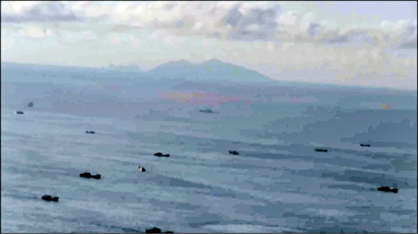 日本海上保安廳主動公布在釣魚台海域拍攝的影像，顯示中國海警船和漁船大舉進入領海和鄰接水域。
（取自網路）