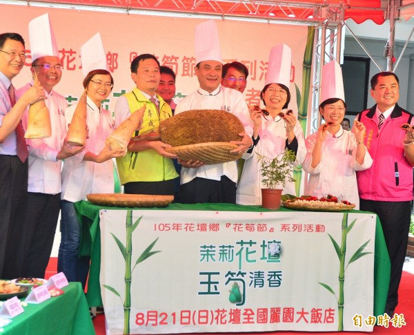 立法院長蘇嘉全(圖中)參加105年花壇鄉「花筍節」活動,會中蘇嘉全穿上廚師服介紹用茉莉花與竹筍做的菜餚。(記者王藝菘攝) 立法院長蘇嘉全(圖中)參加105年花壇鄉「花筍節」活動,會中蘇嘉全穿上廚師服介紹用茉莉花與竹筍做的菜餚。(記者王藝菘攝)