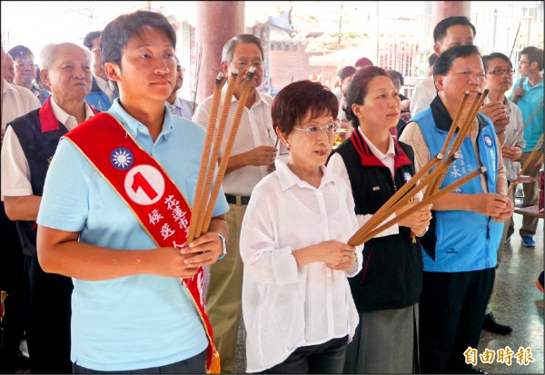 國民黨主席洪秀柱（左二）昨日偕同花蓮市長候選人魏嘉賢（左一）、立委徐榛蔚（右二）等人至花蓮市慈天宮參拜，替蘇花公路亡靈祈福。（記者王峻祺攝）