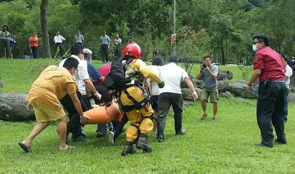 上山失聯多日的富世村大同部落41歲簡姓男子遺體已尋獲，今早由空勤直升機吊掛至太管處停車場。（記者王峻祺翻攝）