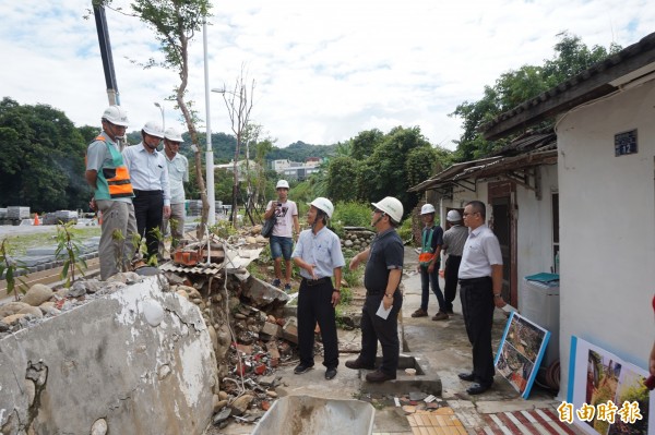 台中市警察局基地抬高，與附近住家落差達一公尺以上。（記者歐素美攝）