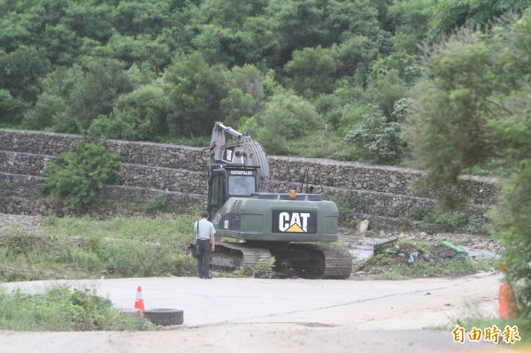 軍方動用怪手開挖。（記者陳彥廷攝）