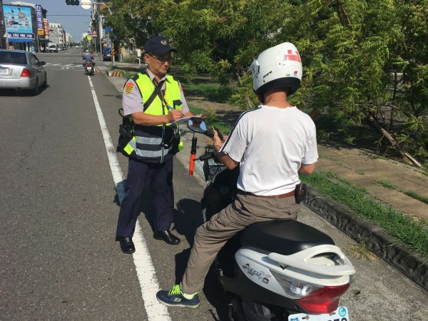 南市警方已取締駕、騎車邊玩寶可夢者高達283件。（記者王俊忠翻攝）