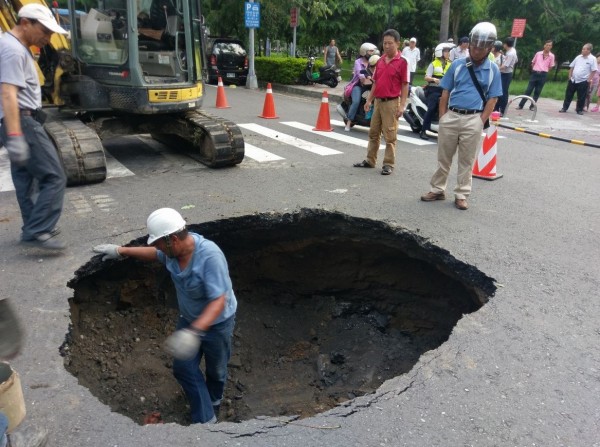 現場出動機具進行整修及警力維安。（圖擷取自爆料公社）