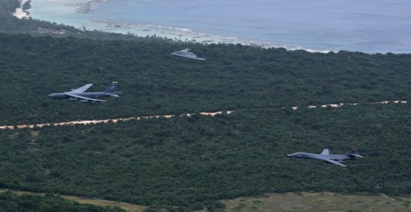 美軍3架不同世代的美軍B-2、B-1B與B-52轟炸機，史上首次在亞太地區同步飛行。（圖截自美國空軍臉書）