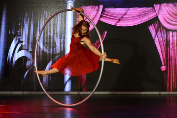 幻光馬戲團的獨家特技「單環舞輪」，舞者隨圓環的旋轉做出各種特技，優雅絕美。（攝影家許培鴻老師提供）