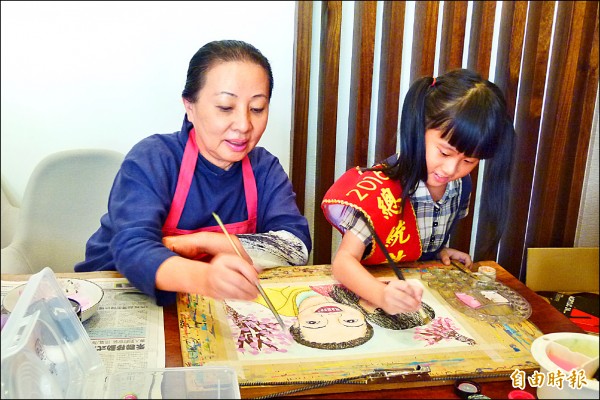 總統教育獎得主郭郁暄將和縣長張花冠合照，彩繪成一幅畫。（記者蔡宗勳攝）