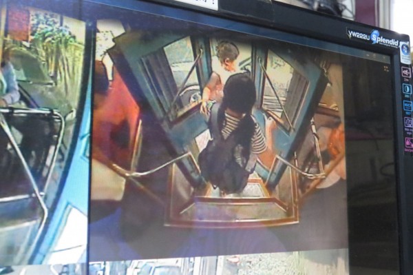 基隆市公車處轄下104線公車,18日中午12點左右,林姓母女要下車,卻被突然關閉的後車門夾傷。(記者俞肇福翻攝) 基隆市公車處轄下104線公車,18日中午12點左右,林姓母女要下車,卻被突然關閉的後車門夾傷。(記者俞肇福翻攝)
