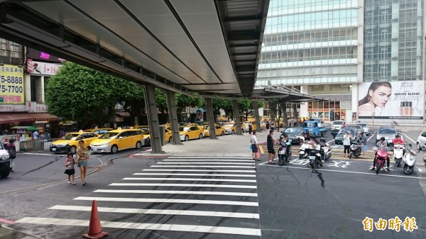 桃園火車站設風雨走廊啟用後，可達到人車分流目的。（記者謝武雄攝）