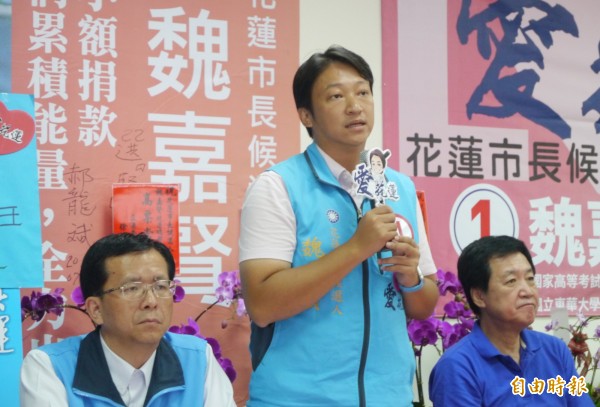 花蓮市長候選人魏嘉賢（中）今天在立院黨團陪同下召開「決戰7日，向奧步宣戰」記者會，面對「網路負面傳聞」選擇不再緘默，決定要「嚴正反擊」。（記者王峻祺攝）