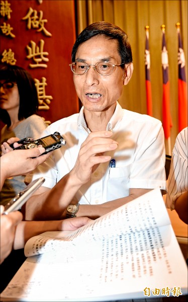 行政院政委林萬億表示確曾與徐旭東會面。（記者方賓照攝）