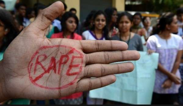 印度一名小吃店老闆娘，遭到7名男子，其中包括變性人性侵7小時。（圖擷取自網路）