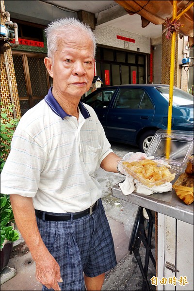 鹿港鎮吳明財56年來，夏天專賣涼粽。（記者劉曉欣攝）