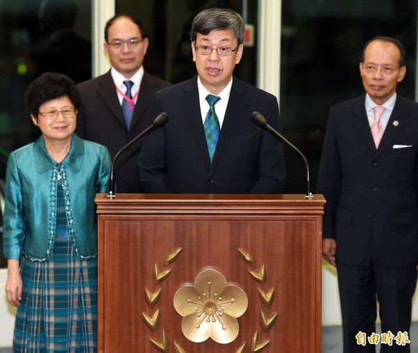 副總統陳建仁（右二）結束7天6夜的「仁翔專案」之旅，20日清晨返抵桃園機場，並發表談話，說明此出訪成果與收穫。（記者朱沛雄攝）