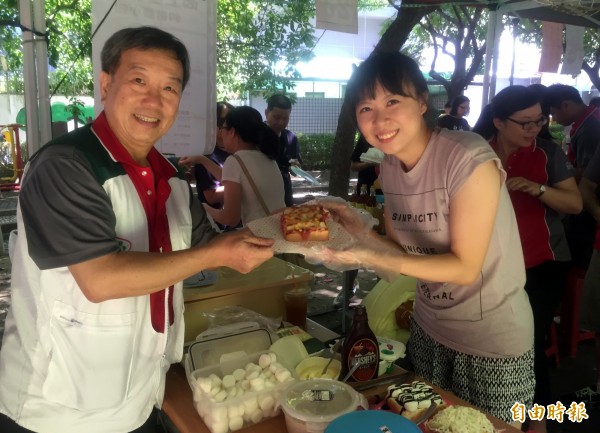 南台中家扶志工現做披薩義賣，該中心主任洪健胤（左）前去捧場。（記者張菁雅攝）