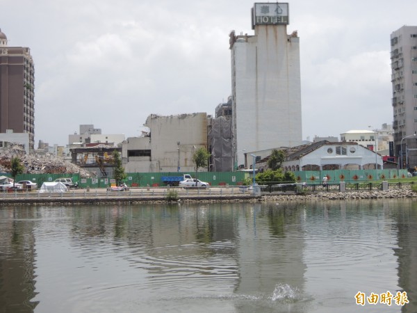 中國城拆除後（左）將打造運河廣場，台南舊市場基地（右），是否再起棟大樓，市民關注。（記者洪瑞琴攝）