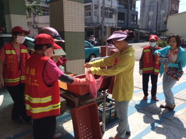 羅東鎮23里今天同步舉辦資源回收暨二手市集活動，鎮民拿回收物兌換有機改良土。（記者江志雄翻攝）