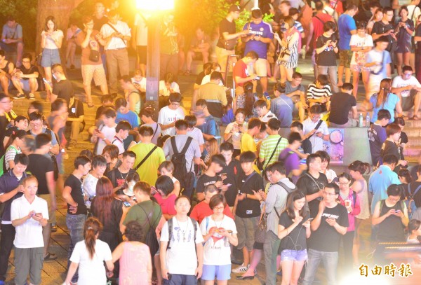 玩家昨日大量湧進北投公園瘋抓寶可夢，但精神科醫師楊聰才指出，近來過度使用3C產品導致網路成癮的病患有增加趨勢，提醒玩家遊玩時應適可而止。（資料照，記者王藝菘攝）