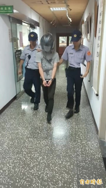 圍男遭移送法辦(記者余衡攝) 圍男遭移送法辦(記者余衡攝)