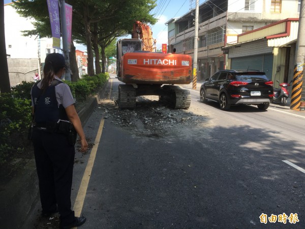 斗苑路砂石擋道，造成嚴重回堵。（記者顏宏駿攝）