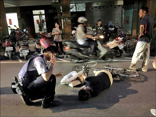 史姓婦人騎自行車返家突然昏倒，警員李宸德見狀，上前以肉身擋車。（記者陳恩惠翻攝）