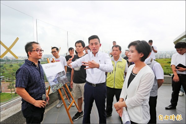 新竹市長林智堅（中）陪同文化部長鄭麗君走訪「國際展演中心」預定地，並積極爭取經費。（記者蔡彰盛攝）