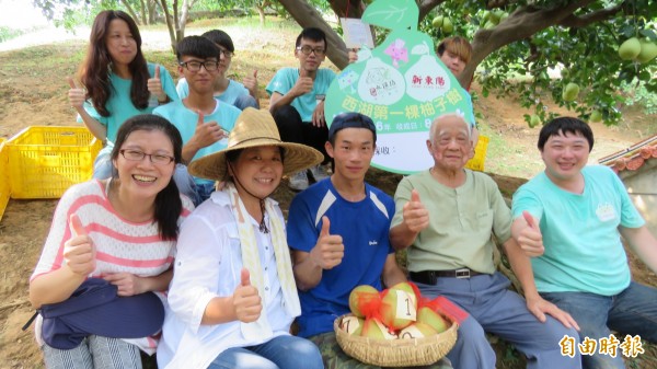 摘下今年首顆文旦柚，西湖鄉青年果農文旦柚將與國道服務區合作拓通路。（記者蔡政珉攝）