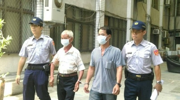 警方將程男（左）、洪男移送法辦。（記者余衡翻攝）