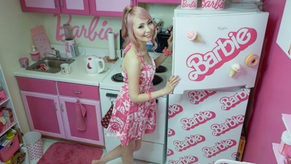 坂本梓紗聲稱，她的廚具、器皿都是芭比的牌子。即使商品不是來自芭比，她也要加入芭比的元素。（圖擷自鏡報）
