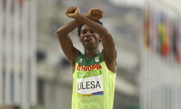 衣索比亞馬拉松選手利勒沙昨日在奧運男子馬拉松項目奪下銀牌，在通過終點時，他舉起雙手打出交叉手勢，聲援衣國抗議專制政府的同胞們。（美聯社）