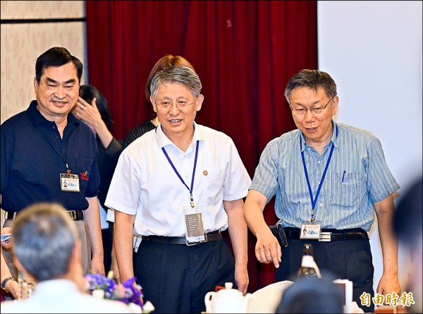 台北市長柯文哲昨晚在市府餐廳設宴款待上海統戰部長沙海林一行人。(記者張嘉明攝) 台北市長柯文哲昨晚在市府餐廳設宴款待上海統戰部長沙海林一行人。(記者張嘉明攝)