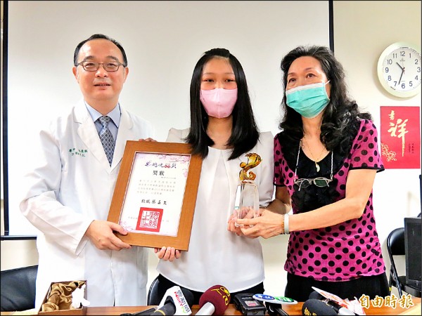 罹淋巴癌的楊矞菁走過抗癌療程，樂觀向學的她獲今年總統教育獎，回醫院分享獲獎的喜悅。（記者蘇孟娟攝）