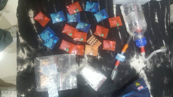 毒販王平南(紅衣者)曾因躲避警方查緝,害毒友墜樓摔死,他再度販毒被逮;圖為警方查扣毒品等證物。(記者吳仁捷翻攝) 毒販王平南(紅衣者)曾因躲避警方查緝,害毒友墜樓摔死,他再度販毒被逮;圖為警方查扣毒品等證物。(記者吳仁捷翻攝)