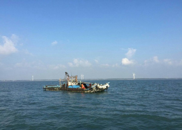 布袋海巡隊查獲漁船在離岸3浬內使用拖網捕魚。（記者林宜樟翻攝）