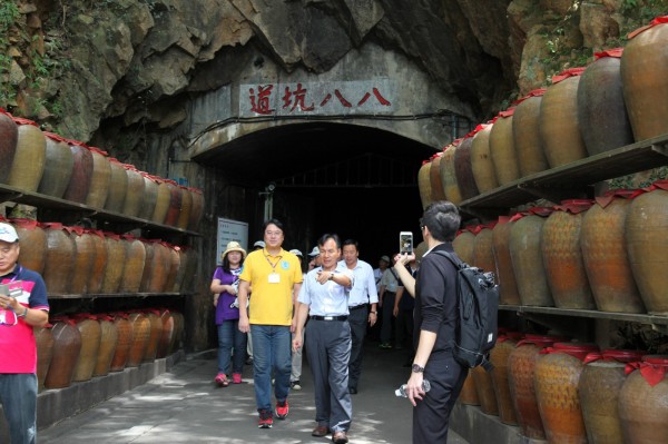 基隆市長林右昌日前率員參訪馬祖，林右昌與連江縣長劉增應參訪八八坑道；林右昌返台後拋出投資馬祖酒廠構想。（圖為連江縣府提供）