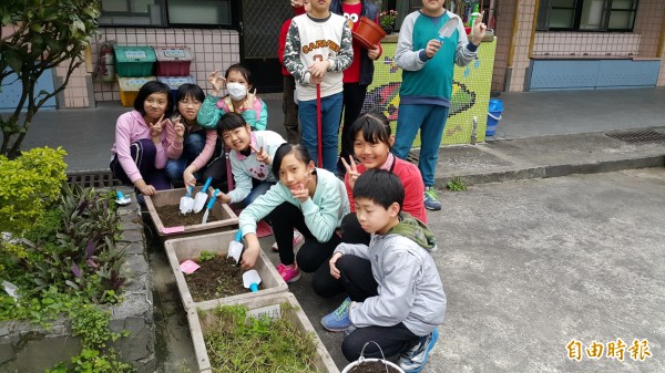 基隆尚仁國小6年前開始推動每週一餐有機營養午餐，學生自己種植有機蔬菜。（記者俞肇福攝）