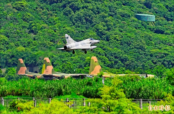 漢光卅二號演習首日，東部空域實施戰術轉場、保存戰力。空軍幻象2000戰機降落佳山基地，和運補重要物資的三架C-130運輸機，形成難得一見的四機疊機畫面。（記者游太郎攝）