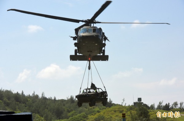 屏東三軍聯訓基地今早進行「漢光三十二號-聯勇操演」。（記者張忠義攝）