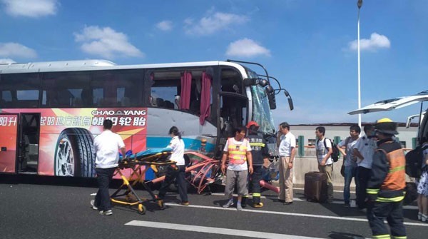 開往浦東機場方向的機場巴士在高架橋發生車禍，共釀2死7傷。根據金姓和華姓兩名乘客說法，司機未提醒乘客繫上安全帶。（圖擷自新民網）