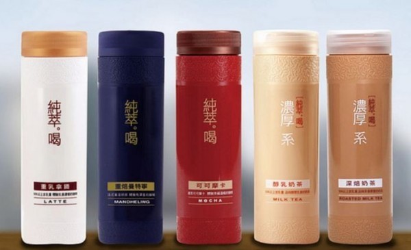 台灣飲料「純萃喝」醇乳奶茶（右二）被新加坡官方驗出含有茶胺酸，新加坡農糧與獸醫局要求下架。 （圖截自honey99.net）