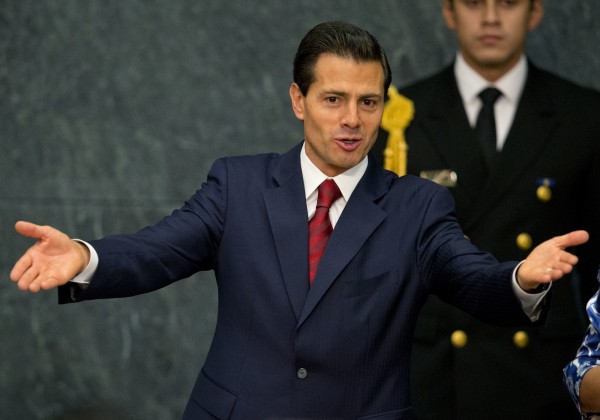 墨西哥總統潘尼亞涅托（Enrique Pena Nieto）近日遭記者爆料，他在1991年的大學畢業論文有29%是抄襲而來，被嗆是「抄襲總統」。（美聯社）