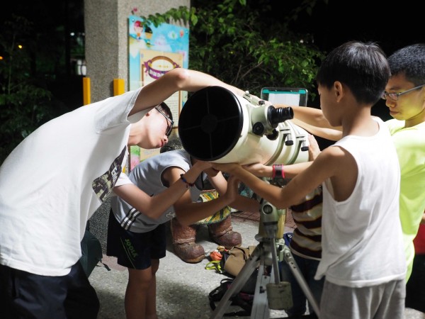 中正大學天文社一群大學生暑假前進台南市竹門國小，帶領小學生觀星。（圖由教育部提供）