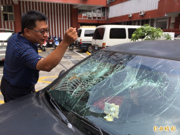 高市刑大對空鳴槍，並擊破車窗企圖逮人，仍被嫌犯逃走，但警方不放棄搜山查獲。（記者黃良傑攝）